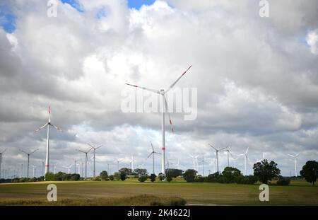 (220930) -- BERLINO, 30 settembre 2022 (Xinhua) -- turbine eoliche sono raffigurate in Brandeburgo, Germania, 15 settembre 2022. La Germania sta mettendo a disposizione un 'ombrello' di 200 miliardi di euro (196 miliardi di dollari USA) per stabilizzare l'economia del paese durante la crisi energetica, ha annunciato il Cancelliere OLAF Scholz il 29 settembre. (Xinhua/Ren Pengfei) Foto Stock