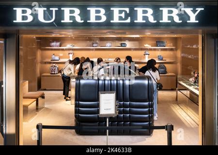 Hong Kong, Cina. 30th Set, 2022. Gli amanti dello shopping si trovano nel negozio di moda britannico Burberry a Hong Kong. (Foto di Budrul Chukrut/SOPA Images/Sipa USA) Credit: Sipa USA/Alamy Live News Foto Stock