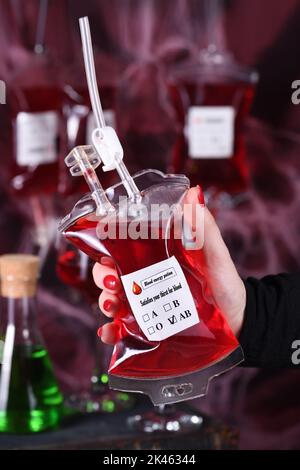 Borsa sangue, vampiro originale Halloween cocktail party idea di servizio Foto Stock