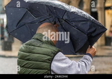 Preston. Il tempo del Regno Unito 30 settembre 2022; il Lancashire è torbito da forti venti, pioggia e temperature fredde mentre il tempo selvaggio prende il piede. I resti dell'uragano Ian dall'altra parte dell'Atlantico si combinano con l'aria tropicale proveniente dal getto per portare un periodo di bassa pressione con forti venti di forza di gallina, localmente superiori a 60mph, e forti piogge nel nord-ovest. Credit; MediaWorldImages/AlamyLiveNews Foto Stock