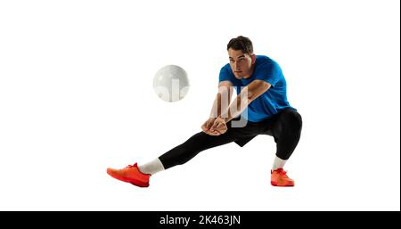 Ritratto dinamico dell'allenamento maschile a pallavolo con palla isolata su sfondo bianco dello studio. Sport, palestra, sport di squadra, sfide Foto Stock