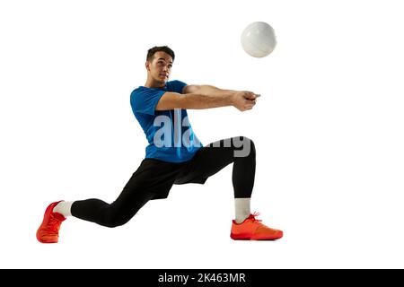 Ritratto dinamico dell'allenamento maschile a pallavolo con palla isolata su sfondo bianco dello studio. Sport, palestra, sport di squadra, sfide Foto Stock