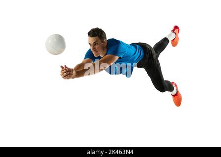 Volare. Ritratto dinamico dell'allenamento maschile a pallavolo con palla isolata su sfondo bianco dello studio. Sport, palestra, sport di squadra, sfide Foto Stock