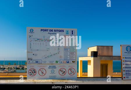 Sitges, Catalogna, Spagna - 02 giugno 2022: Barche a Port de Sitges. Porto d'Aiguadolc Foto Stock