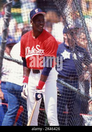 Michael Jordan of the Chicago Bulls si occupa di batting come giocatore di baseball dei Chicago White Sox nel 1994, lontano dal basket. Foto Stock