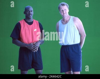 Le star dell'NBA Michael Jordan e Larry Bird ascoltano le indicazioni di fronte a uno schermo verde durante le riprese di uno spot nel 1993. Foto Stock