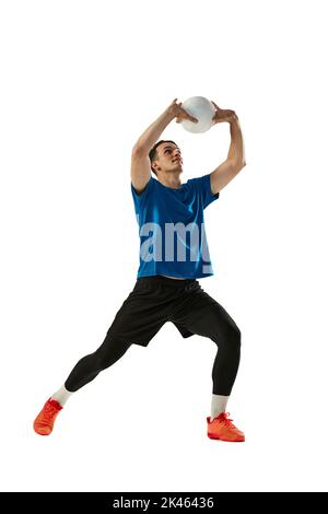 Ritratto dinamico dell'allenamento maschile a pallavolo con palla isolata su sfondo bianco dello studio. Sport, palestra, sport di squadra, sfide Foto Stock