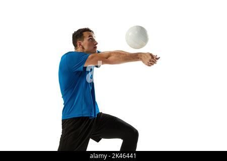 Ritratto dinamico dell'allenamento maschile a pallavolo con palla isolata su sfondo bianco dello studio. Sport, palestra, sport di squadra, sfide Foto Stock