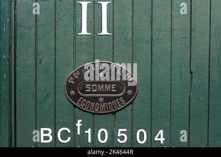 Targhe attaccate ad un treno a vapore. Foto Stock