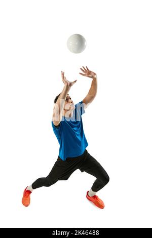 Ritratto dinamico dell'allenamento maschile a pallavolo con palla isolata su sfondo bianco dello studio. Sport, palestra, sport di squadra, sfide Foto Stock