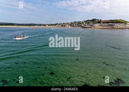 Guardando indietro attraverso il porto e la strada sopraelevata verso Marazion dal Monte di San Michele. Marazion - Cornovaglia, Inghilterra, Regno Unito. 14th agosto 20 Foto Stock