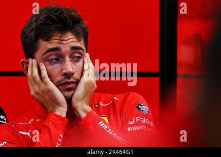 Singapore. 30th Set, 2022. Charles Leclerc (MON) Ferrari. 30.09.2022. Campionato del mondo di Formula 1, Rd 17, Gran Premio di Singapore, circuito di Marina Bay Street, Singapore, Giornata di pratica. Il credito fotografico dovrebbe essere: XPB/Alamy Live News. Credit: XPB Images Ltd/Alamy Live News Foto Stock