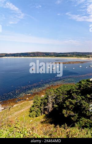 Guardando indietro attraverso il porto e la strada sopraelevata verso Marazion dal Monte di San Michele. Marazion - Cornovaglia, Inghilterra, Regno Unito. 14th agosto 20 Foto Stock