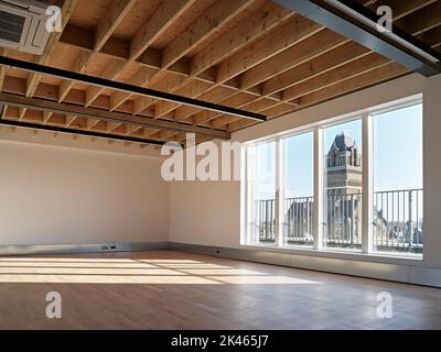 Spazio da lavoro non arredato all'ultimo piano. Pall Mall Deposit, Londra, Regno Unito. Architetto: Stiff + Trevillion Architetti, 2021. Foto Stock