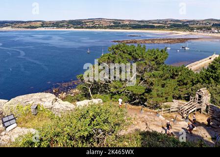 Guardando indietro attraverso il porto e la strada sopraelevata verso Marazion dal Monte di San Michele. Marazion - Cornovaglia, Inghilterra, Regno Unito. 14th agosto 20 Foto Stock