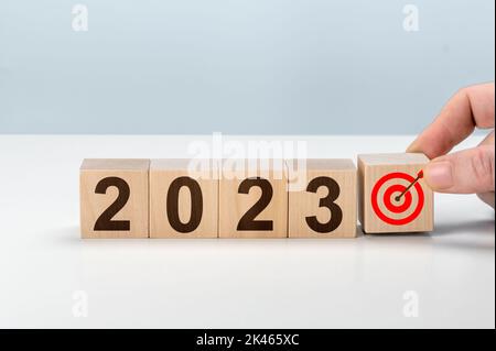 Piano d'azione 2023. Cubi con testo 2023, piano, obiettivo, azione. Fare elenco e piano per il prossimo anno. cubi di legno con 2023, piano, obiettivo, obiettivo. Sviluppo Foto Stock