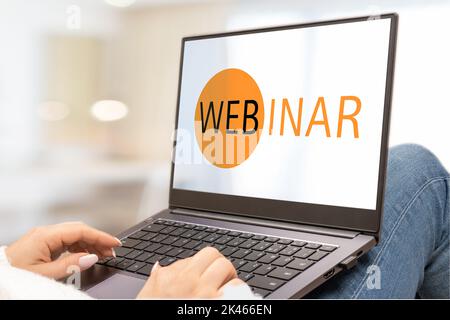 webinar. pagina iniziale, schermata iniziale per il webinar su pc notebook. formazione mobile in remoto, corsi online. tecnologie digitali nel settore dell'istruzione Foto Stock