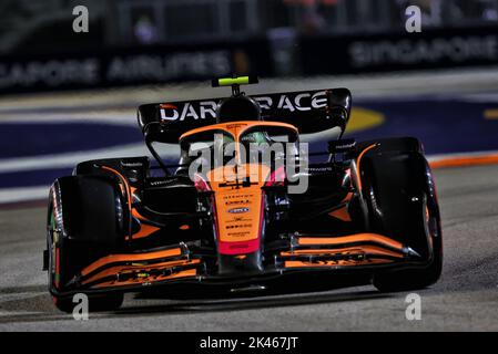 Lano Norris (GBR) McLaren MCL36. Gran Premio di Singapore, venerdì 30th settembre 2022. Circuito di Marina Bay Street, Singapore. Credit: James Moy/Alamy Live News Foto Stock
