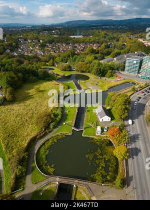 Vista aerea del canale Forth e Clyde a Maryhill Locks a Maryhill, Glasgow, Scozia, Regno Unito Foto Stock
