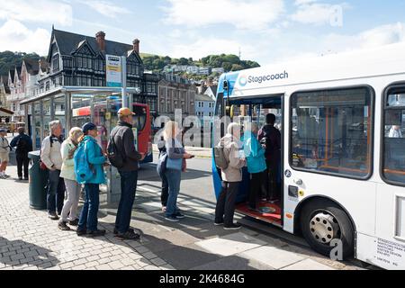Coda degli autobus, Dartmouth, Regno Unito Foto Stock