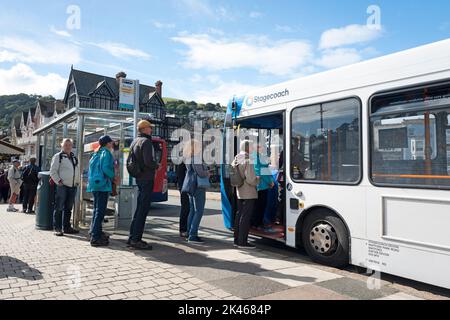 Coda degli autobus, Dartmouth, Regno Unito Foto Stock