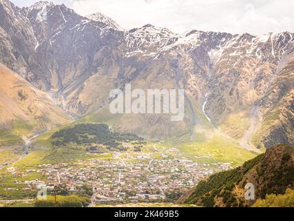 Steantsminda villaggio vista aerea con montagne del Caucaso sullo sfondo durante l'estate Foto Stock