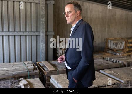 30 settembre 2022, Renania-Palatinato, Bad Kreuznach: Michael Ebling (SPD), sindaco di Magonza, ispeziona le parti immagazzinate dal suo municipio. Il municipio di Magonza è in fase di ristrutturazione. Durante i lavori interni, le singole parti elencate sono state rimosse stanza per stanza e accuratamente ordinate e conservate nella sala di Bad Kreuznach. Foto: Hannes P Albert/dpa Foto Stock