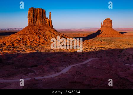 The Mittens, Buttes nella Monument Valley all'alba, Arizona e Utah, USA Foto Stock
