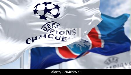Istanbul TUR, luglio 2022: Bandiere con UEFA e UEFA Champions League che sventolano nel vento. Champion League è la più prestigiosa competizione di club in EUR Foto Stock