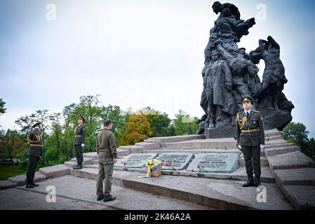 Nel 81st° anniversario della tragedia di Babyn Yar, il presidente dell'Ucraina Volodymyr Zelensky ha onorato la memoria di tutte le vittime delle esecuzioni di massa di civili da parte dei nazisti in Kyiv occupato durante la seconda guerra mondiale Il presidente onorò anche la memoria degli ebrei sparati dai nazisti a Babyn Yar mettendo una lampada icona accanto al segno commemorativo di Menorah. Babyn Yar è un burrone nella capitale Ucraina Kyiv e un sito di massacri effettuati dalle forze della Germania nazista durante la sua campagna contro l'Unione Sovietica nella seconda guerra mondiale FOTO: Ufficio del Presidente dell'Ucraina Foto Stock