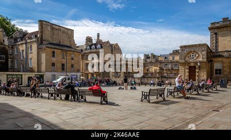 Vivace piazza del centro città a Bath, Somerset, Regno Unito. Foto Stock