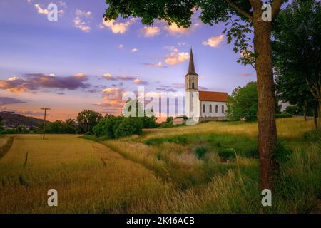 Idilliaco chiesa del villaggio Krichanhausen vicino Beilngries Foto Stock