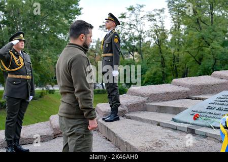 Nel 81st° anniversario della tragedia di Babyn Yar, il presidente dell'Ucraina Volodymyr Zelensky ha onorato la memoria di tutte le vittime delle esecuzioni di massa di civili da parte dei nazisti in Kyiv occupato durante la seconda guerra mondiale Il presidente onorò anche la memoria degli ebrei sparati dai nazisti a Babyn Yar mettendo una lampada icona accanto al segno commemorativo di Menorah. Babyn Yar è un burrone nella capitale Ucraina Kyiv e un sito di massacri effettuati dalle forze della Germania nazista durante la sua campagna contro l'Unione Sovietica nella seconda guerra mondiale FOTO: Ufficio del Presidente dell'Ucraina Foto Stock