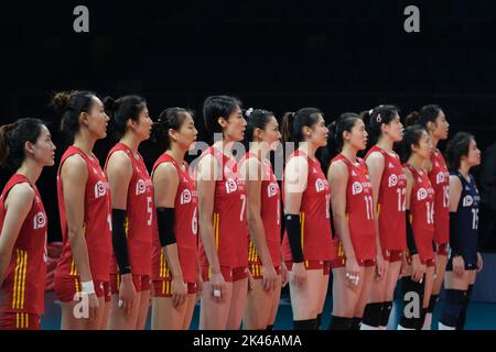 Arnhem, Paesi Bassi. 30th Set, 2022. I giocatori della Cina si allineano prima della fase 1 del Pool D tra la Cina e la Repubblica Ceca in occasione del Campionato mondiale di pallavolo femminile 2022 ad Arnhem, Paesi Bassi, 30 settembre 2022. Credit: Meng Dingbo/Xinhua/Alamy Live News Foto Stock