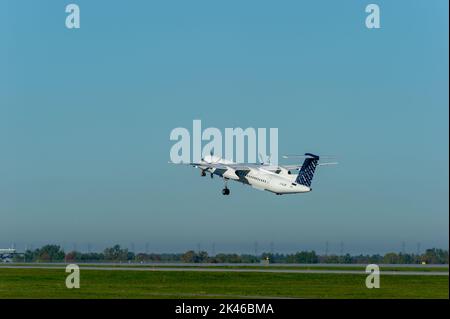 Porter Airlines, Dash 8 400, decollo all'aeroporto McDonald Cartier di Ottawa, Ottawa, Ontario, Canada Foto Stock