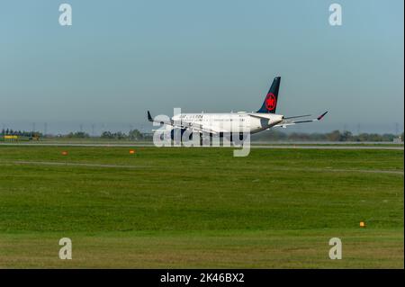 Air Canada Airbus A220 atterra all'aeroporto McDonald Cartier di Ottawa, Ontario, Canada Foto Stock