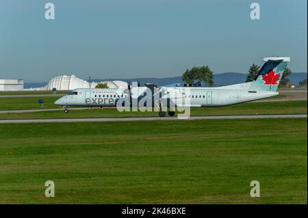 Air Canada Express, Jazz Airlines Dash 8 atterrando all'aeroporto McDonald Cartier di Ottawa, Ontario, Canada Foto Stock