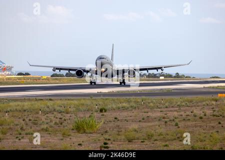 Royal Air Force Airbus A330 Voyager KC3 (A330-243MRTT) (REG: ZZ332) fare una sosta notturna durante i voli di addestramento Foto Stock