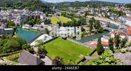 Vista panoramica della città di Lourdes - il Santuario di nostra Signora di Lourdes, nel sud-ovest della Francia Foto Stock