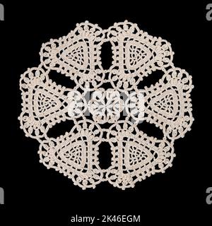 Bel ricamo di tovagliolo vecchio di filo bianco fatto a mano su sfondo scuro in stile vintage Foto Stock
