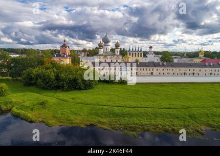 Il vecchio monastero dell'Assunzione di Tikhvin sotto un cielo nuvoloso in un giorno di agosto (sparando da un quadricottero). Leningrado Oblast, Russia Foto Stock