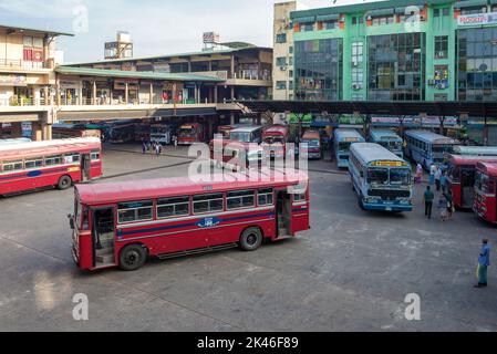 KURUNEGALA, SRI LANKA - 04 FEBBRAIO 2020: Mattina sul terminal degli autobus interurbani Foto Stock