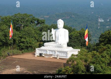 MIHINTALE, SRI LANKA - 05 FEBBRAIO 2020: Scultura di Buddha seduta in una mattina di sole. Altopiano di Ambastala (Altopiano di Mango), Foto Stock