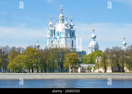 Vista sulla Cattedrale di Smolny dal fiume Neva in una giornata di sole di maggio. San Pietroburgo, Russia Foto Stock