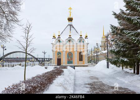 RYBINSK, RUSSIA - 03 GENNAIO 2021: Cappella di San Nicola il Wonderworker nel paesaggio urbano invernale in un giorno nuvoloso di gennaio Foto Stock