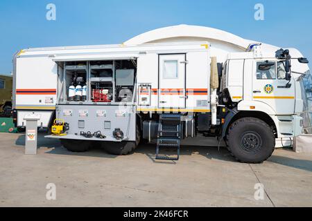 REGIONE DI MOSCA, RUSSIA - 18 AGOSTO 2022: Un veicolo di salvataggio per impieghi pesanti basato su un camion Kamaz-43118. Mostra dell'internazionale militare-tecnico per Foto Stock