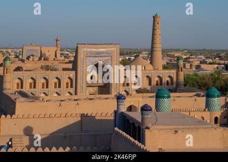 Vista dell'antica Maometto Rahim Khan madrasah in una soleggiata serata di settembre. La città interna di Ichan-Kala. Khiva, Uzbekistan Foto Stock