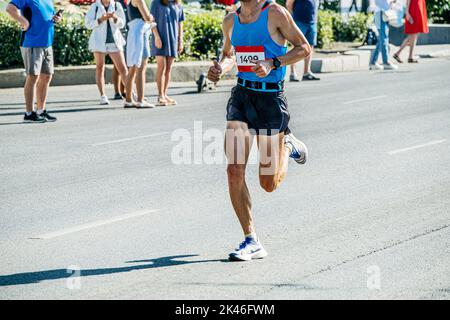 atleta runner maschile che corre maratona cittadina Foto Stock