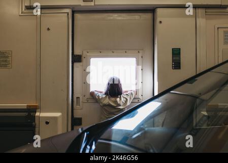 Il bambino piccolo guarda fuori dalla finestra di Eurotunnel Foto Stock