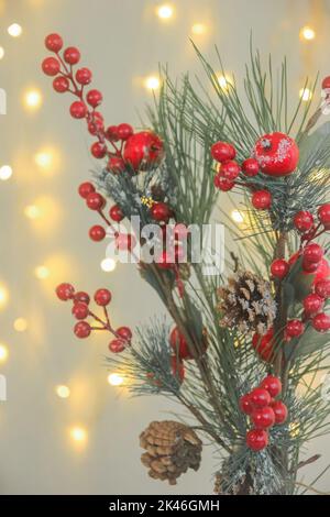 Sfondo di Natale con rami e coni di pino, concetto di decorazione di Natale, fuoco selettivo Foto Stock